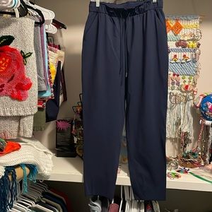 Lululemon on the fly cropped leg pant sz 8